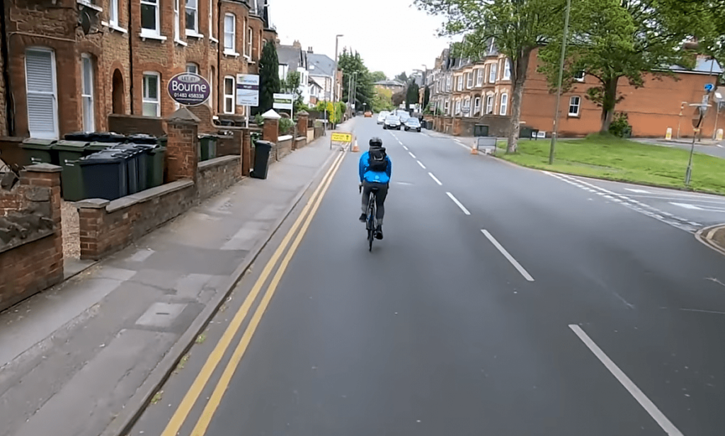 cyclist-riding-in-primary-position